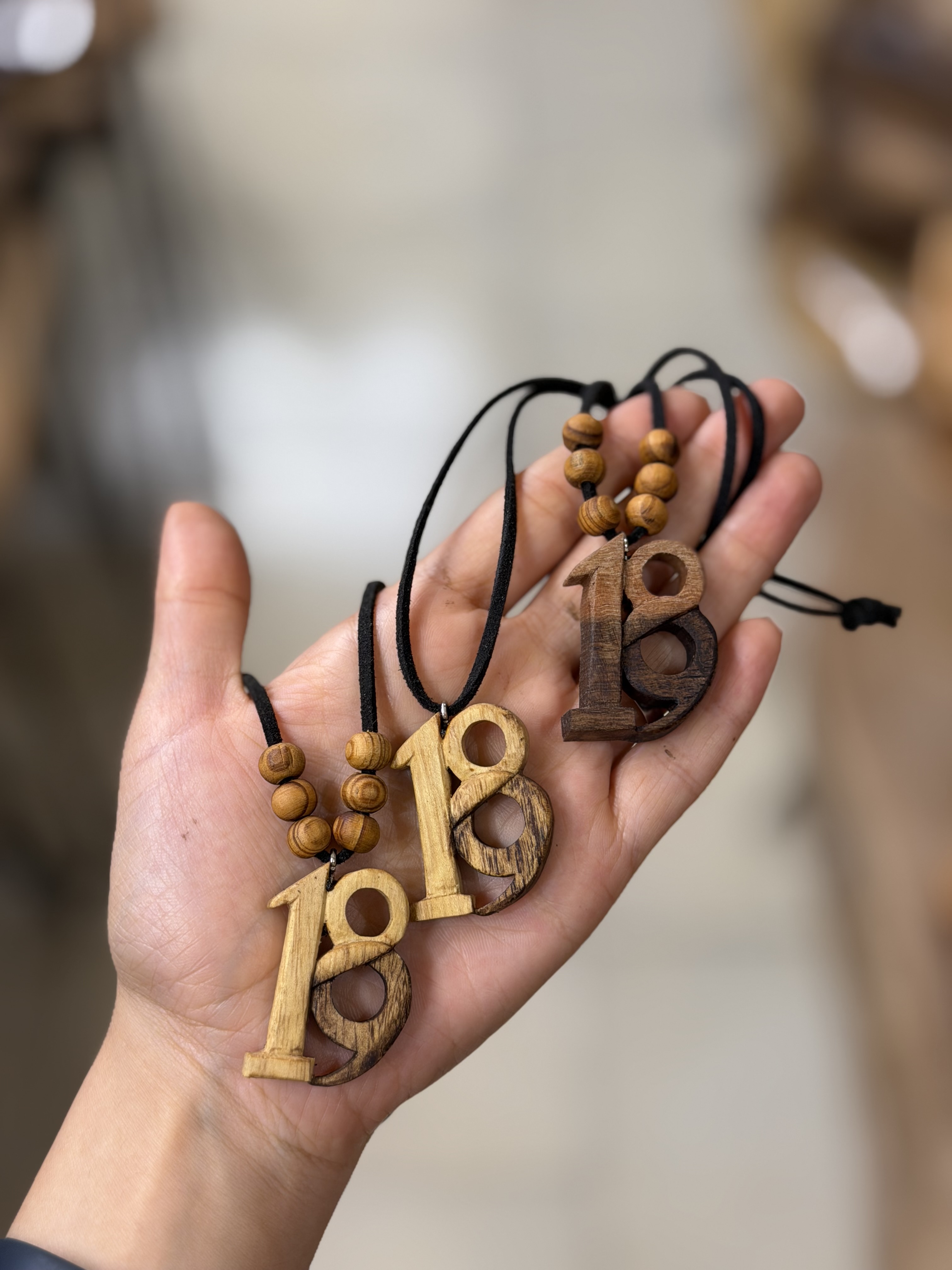 آویز ۱۸/۱۹ چوبی